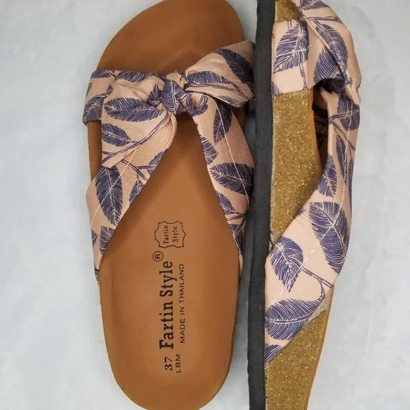 NWOT Sandals with bow accent - Picture 2 of 3
